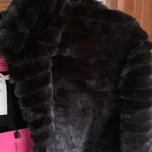 NWT black Betsey Johnson cropped faux fur jacket - Picture 7 of 7